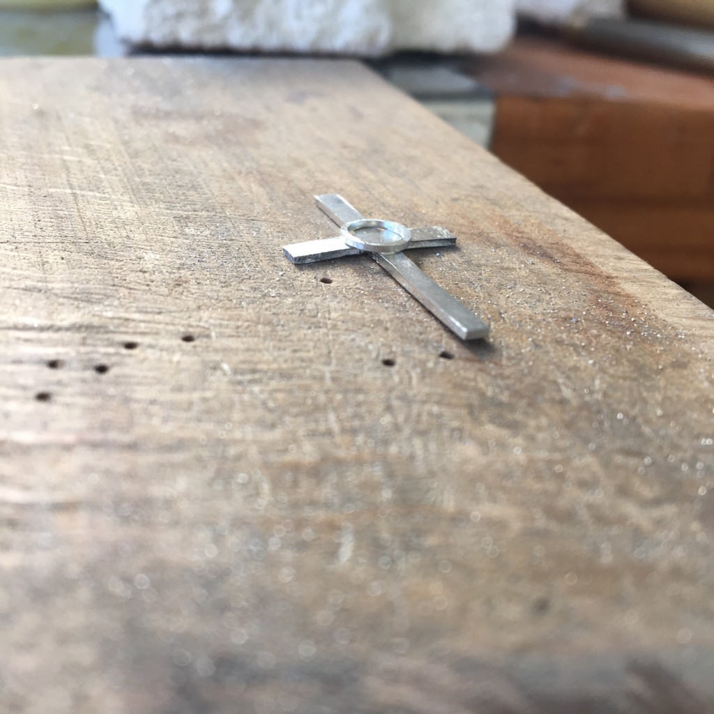 Tras haber cortado la plata con la segueta, colocamos las piezas de plata para marcar dónde seguiremos cortando y soldando