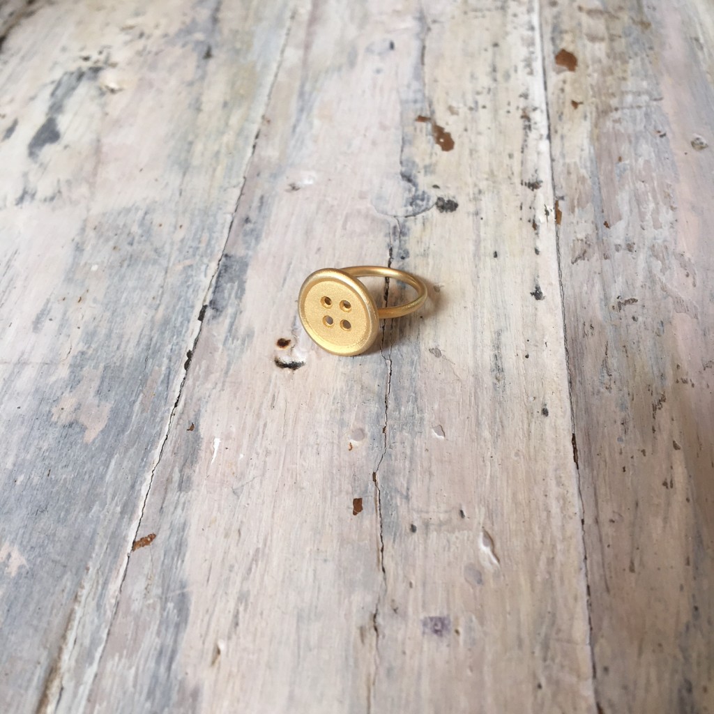 plata bañada en oro amarillo y con acabado textura de arena