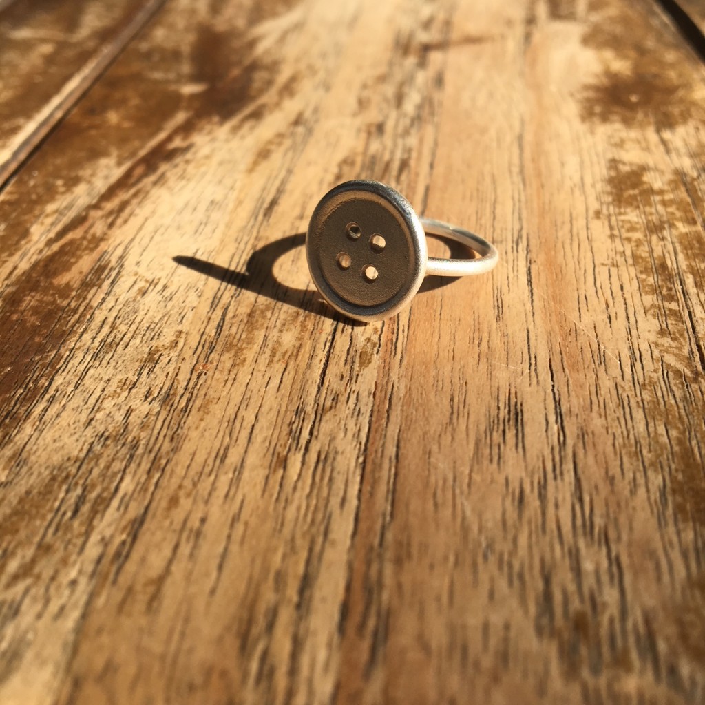 plata con acabado textura de arena