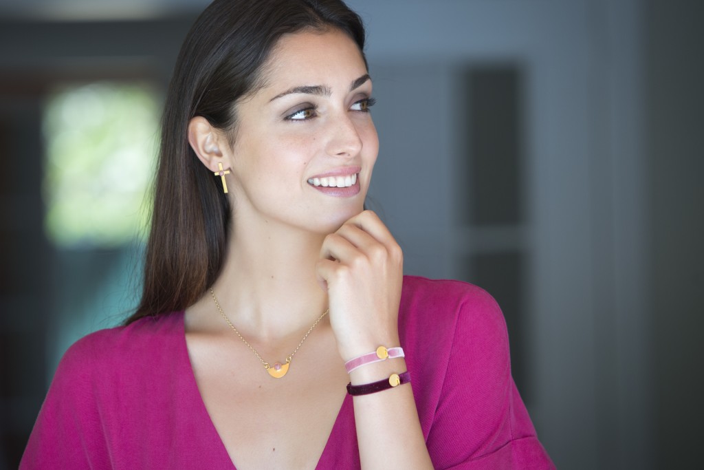 Así de chulos quedan los nuevos pendientes Cruz Rosé :)