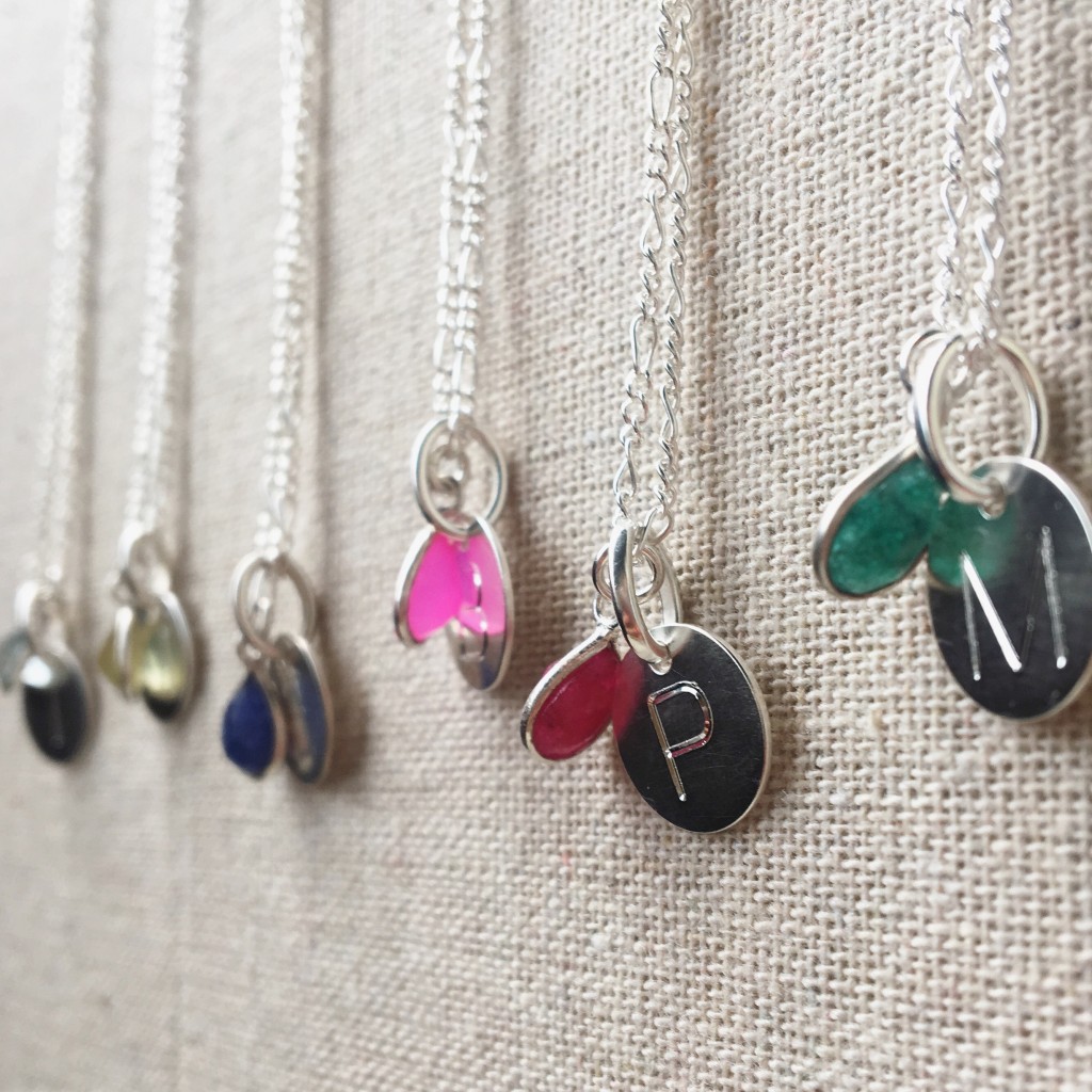 Pulseras de plata con medalla mate grabada con inicial y acompañadas de Lapislázuli, Calzedonia, Topacio y Cuarzo