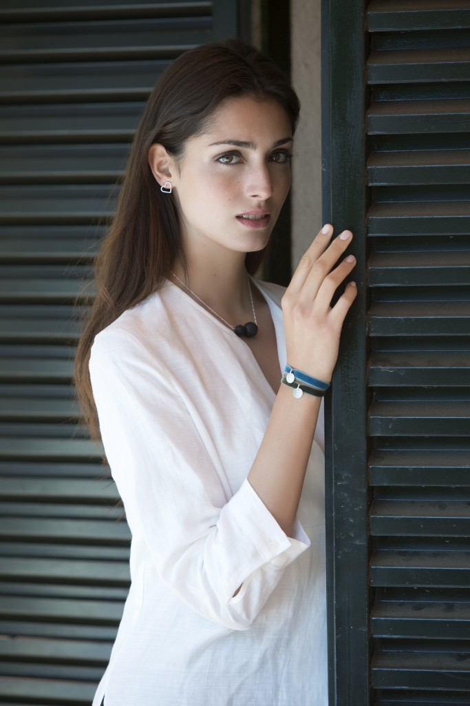 Raquel Tejedor con collar Lanzarote, Pendientes Silueta de Corazón y pulseras personalizadas