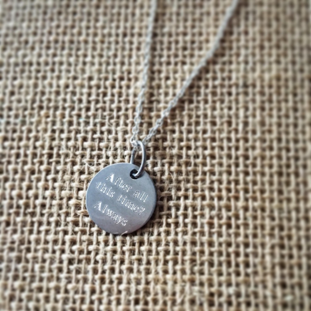 Medalla de plata personalizada y hecha a mano, acabada con baño de rodio