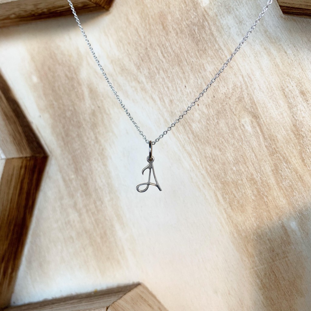 et voilá! Colgante logo personalizado en plata, de un 1cm de largo, un detalle pequeño que simboliza algo eterno