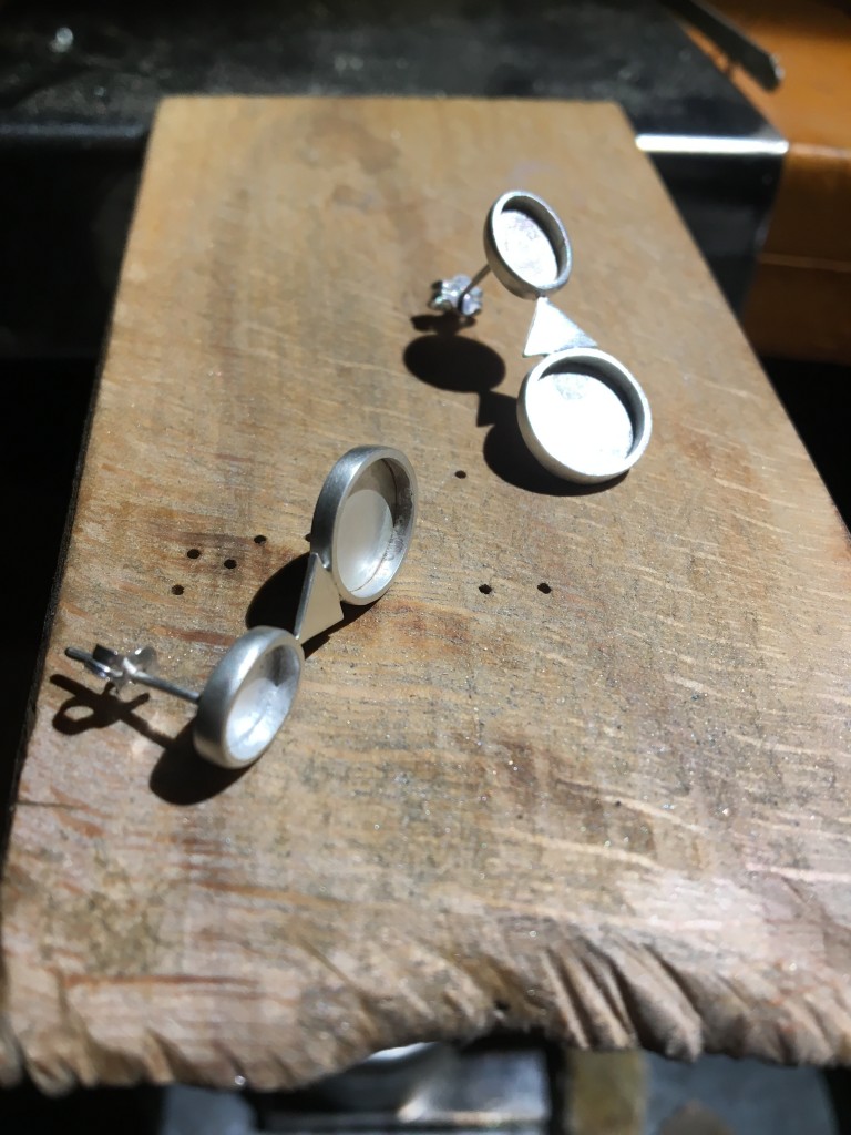 fabricando pendientes de plata a mano